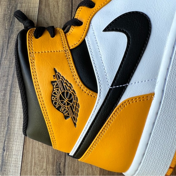 2022 AirJordan 1 Mids Reverse  BLKWhite Sneakers 554724-701 yellow - Picture 12 of 13